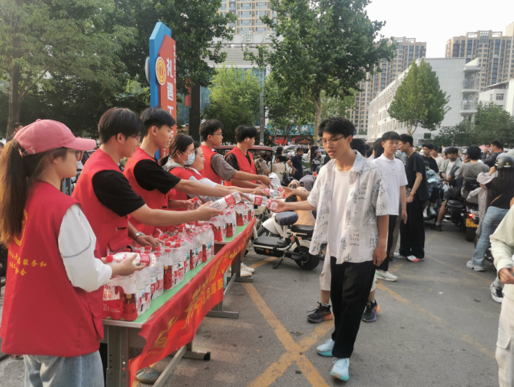 高考学子接力服务中考